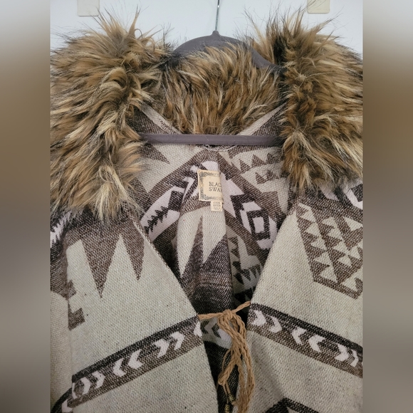 Cape / Poncho with Faux Fur Neckline Trim - Picture 7 of 8